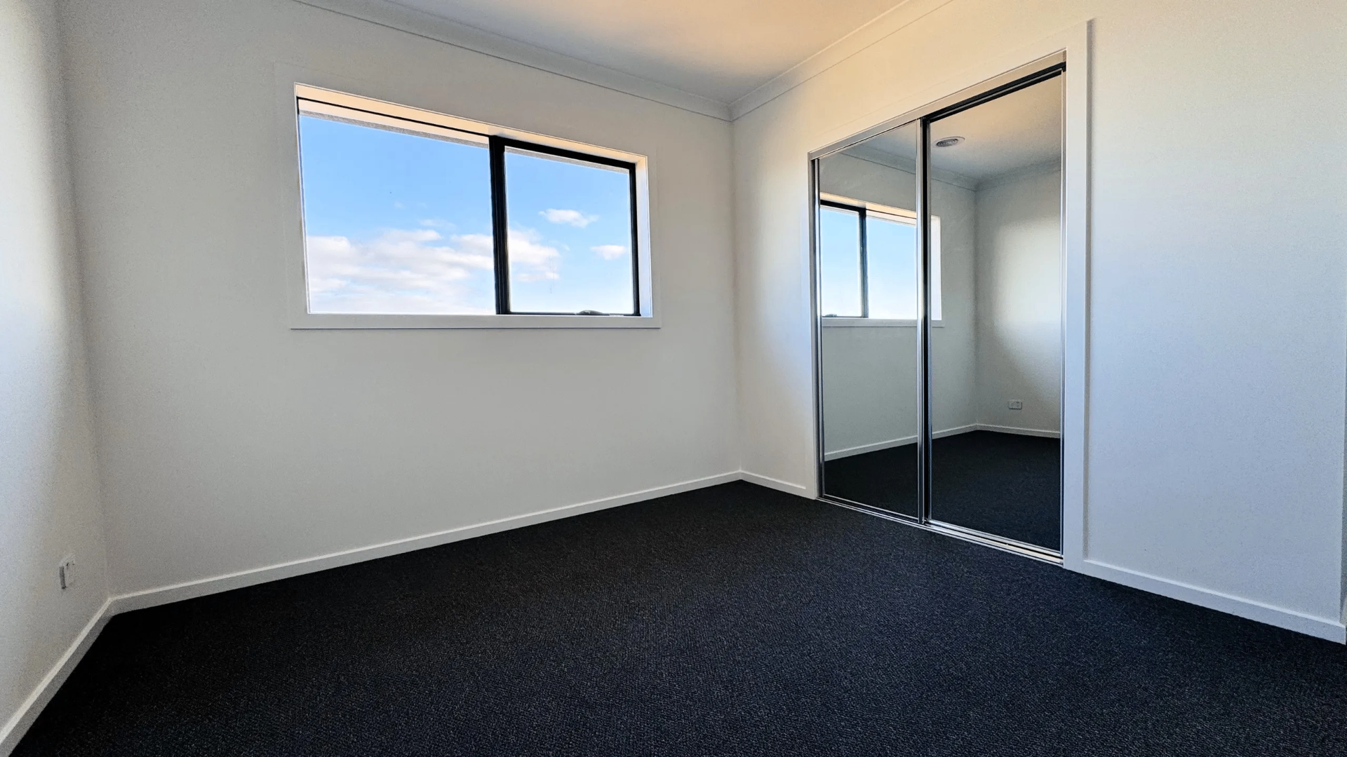 Bedroom with mirrored built-in robes